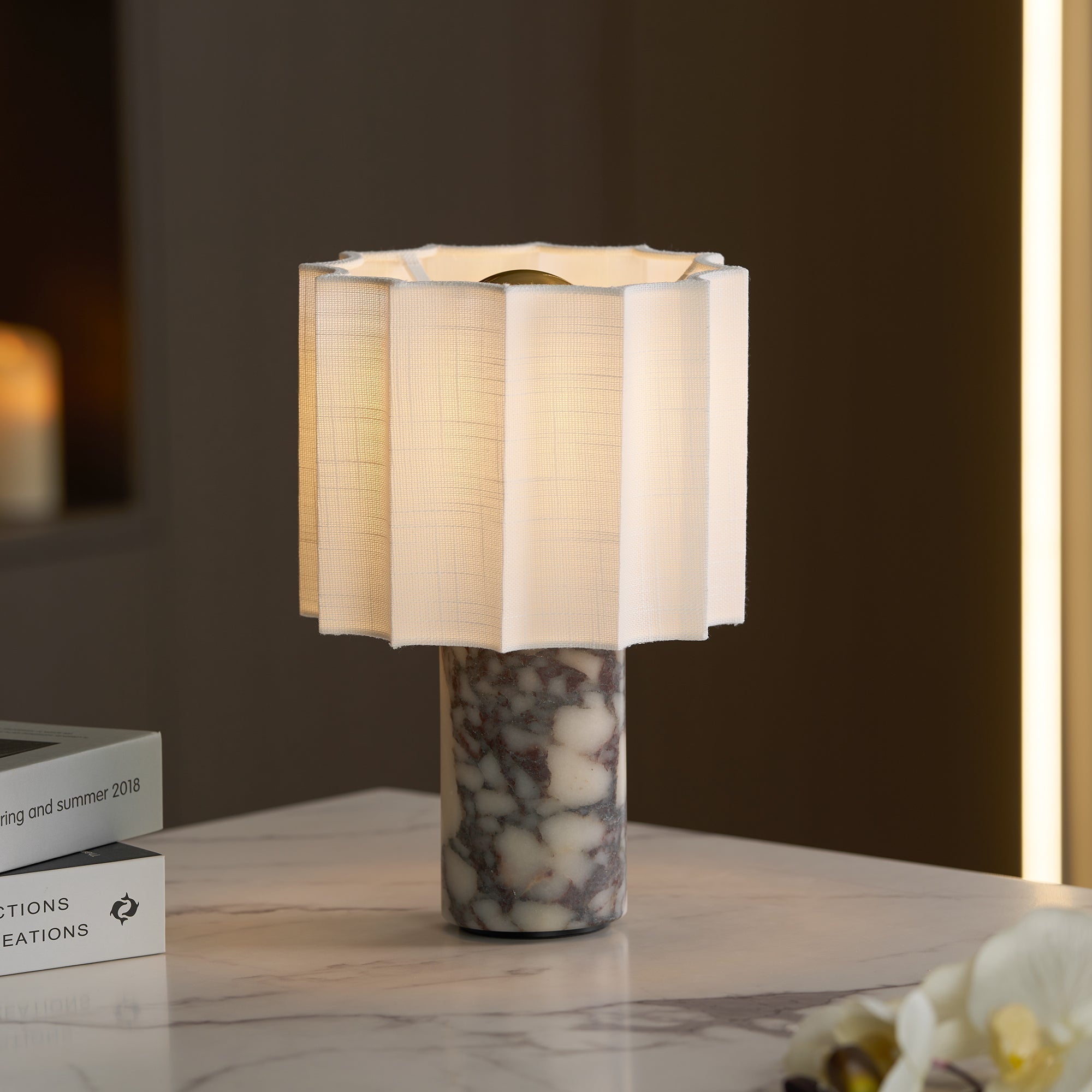 Bordlampe i marmor med LED – elegant lampe med varm belysning