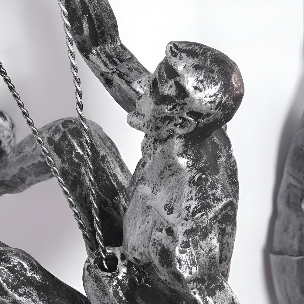 Vægdekoration med klatrende figurer – moderne kunst i resin
