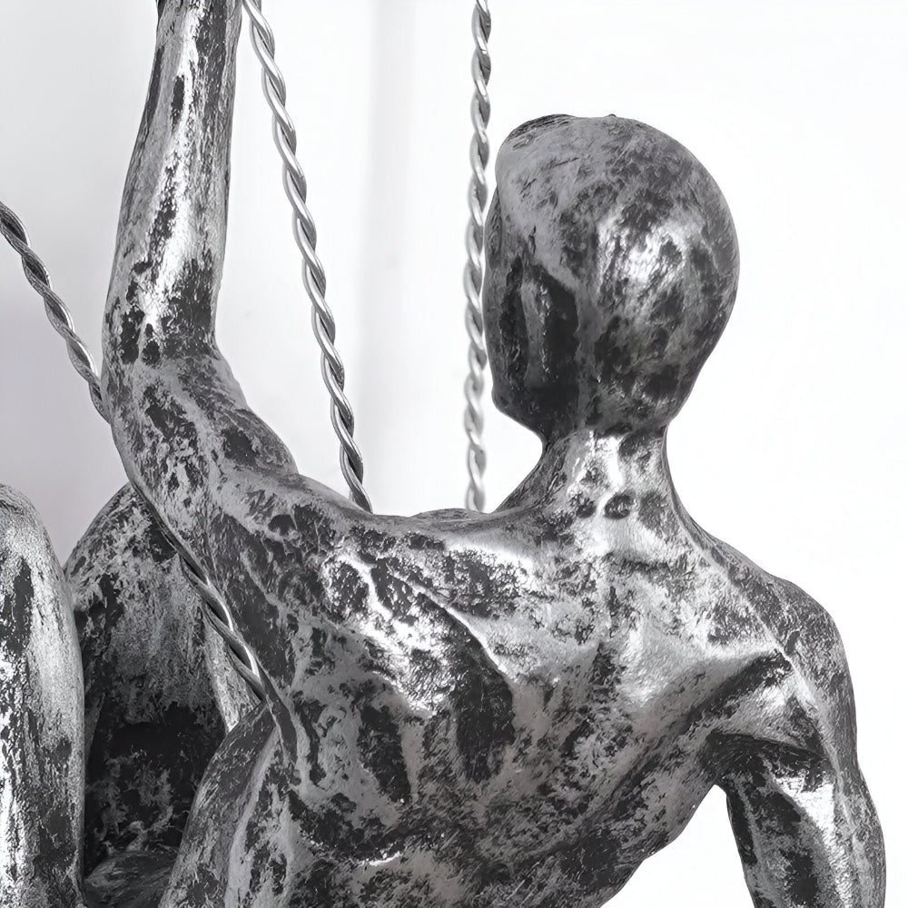 Vægdekoration med klatrende figurer – moderne kunst i resin