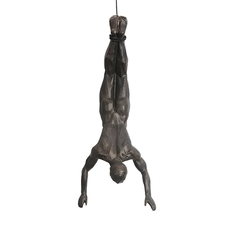 Vægdekoration med klatrende figurer – moderne kunst i resin
