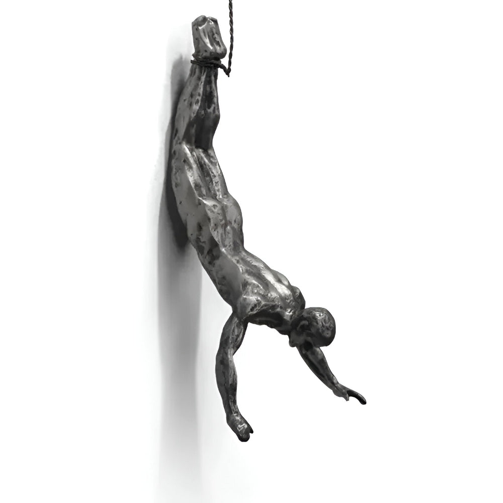 Vægdekoration med klatrende figurer – moderne kunst i resin