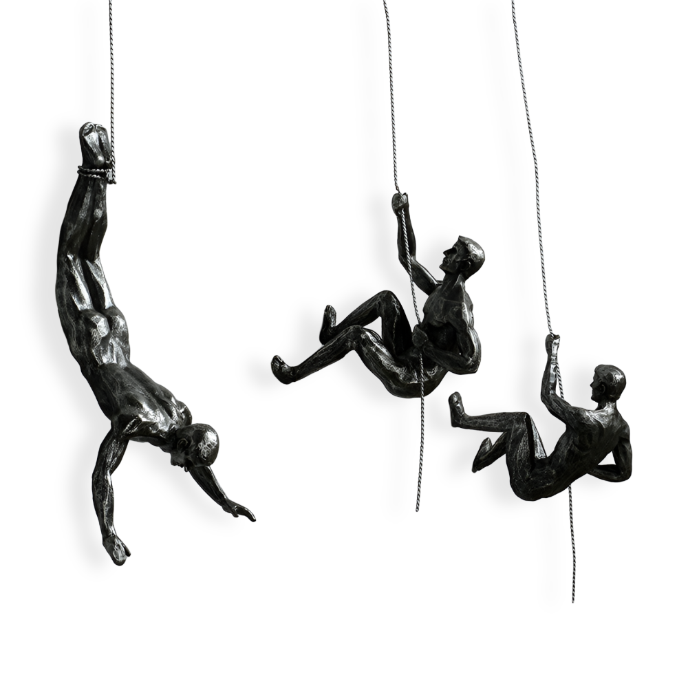 Vægdekoration med klatrende figurer – moderne kunst i resin