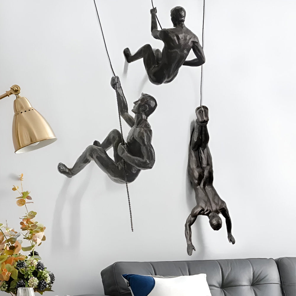 Vægdekoration med klatrende figurer – moderne kunst i resin