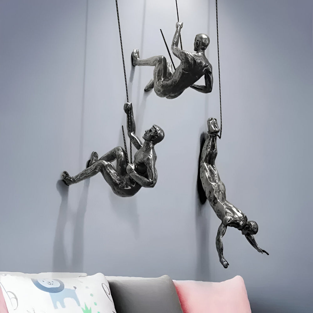 Vægdekoration med klatrende figurer – moderne kunst i resin
