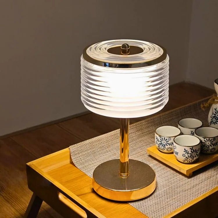 LED ring bordlampe i guld – elegant design med lagdelt skærm