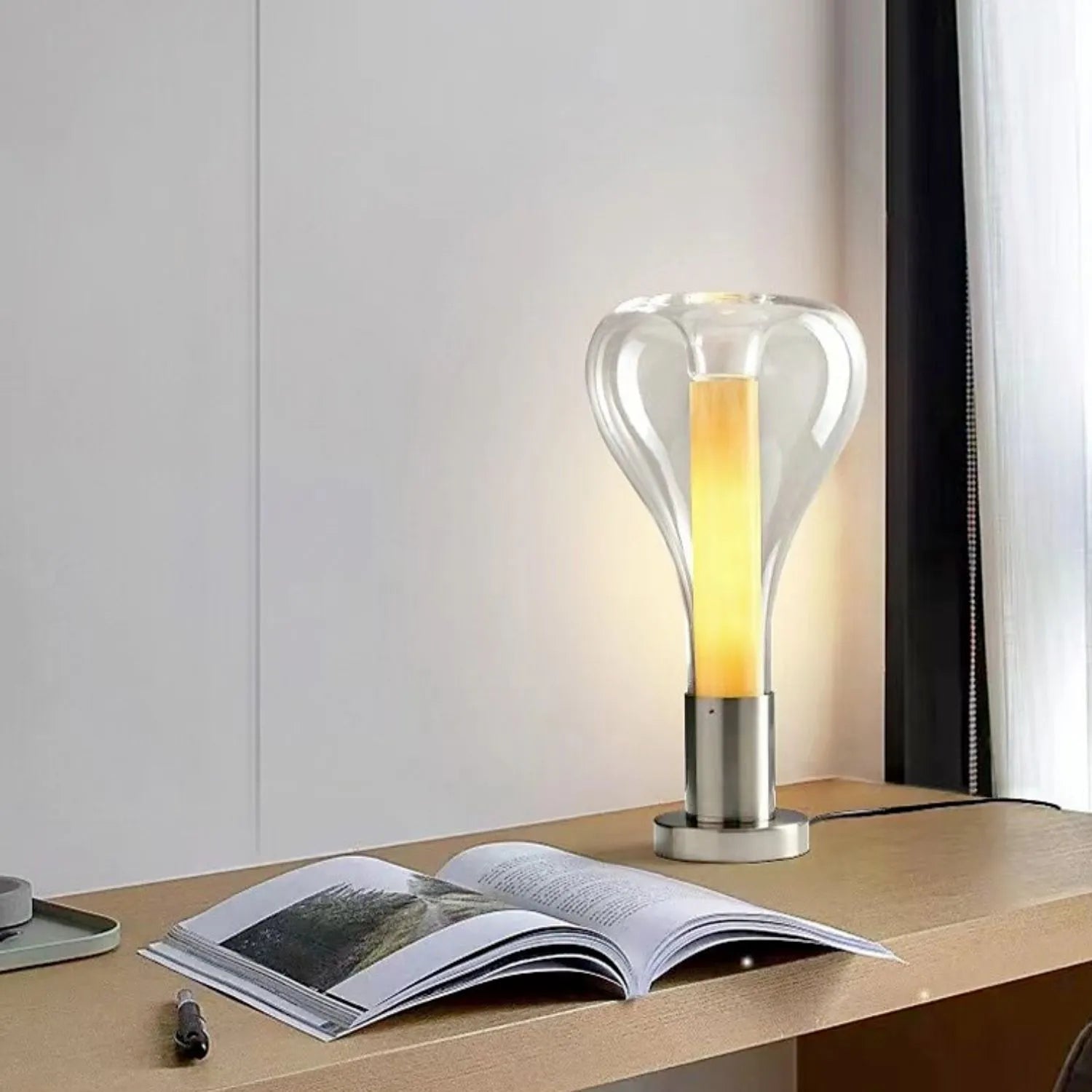 Stemningsfuld bordlampe med LED lys – kreativ glasdesign
