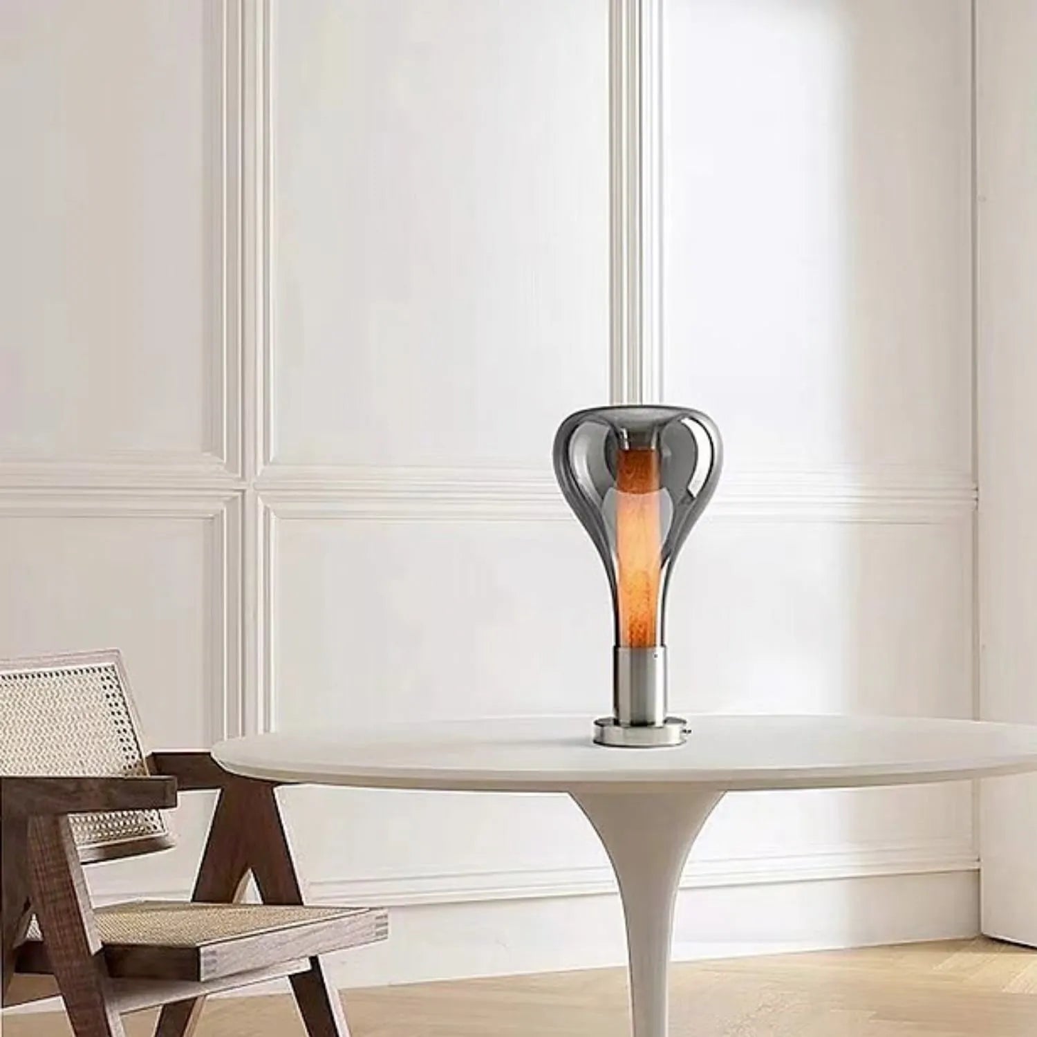 Stemningsfuld bordlampe med LED lys – kreativ glasdesign