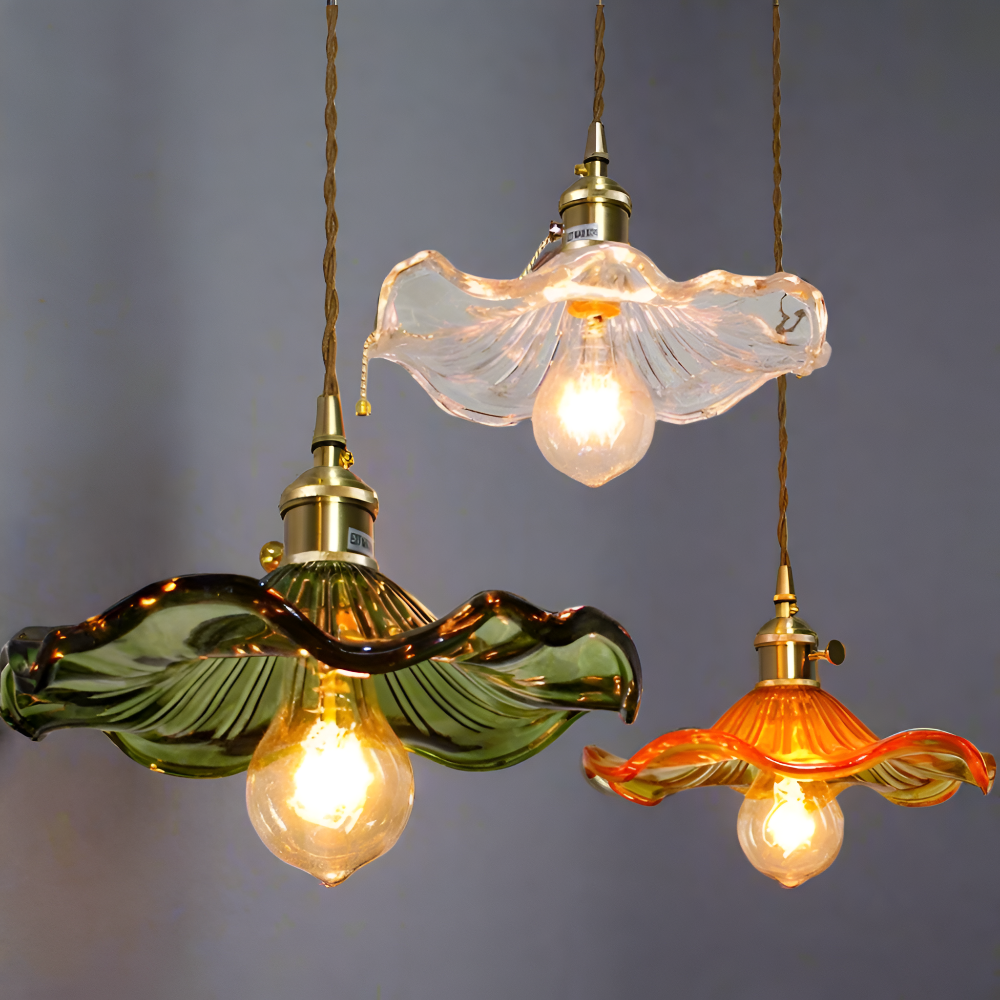 Pendellampe i farvet glas – loftlampe med kobberdetalje