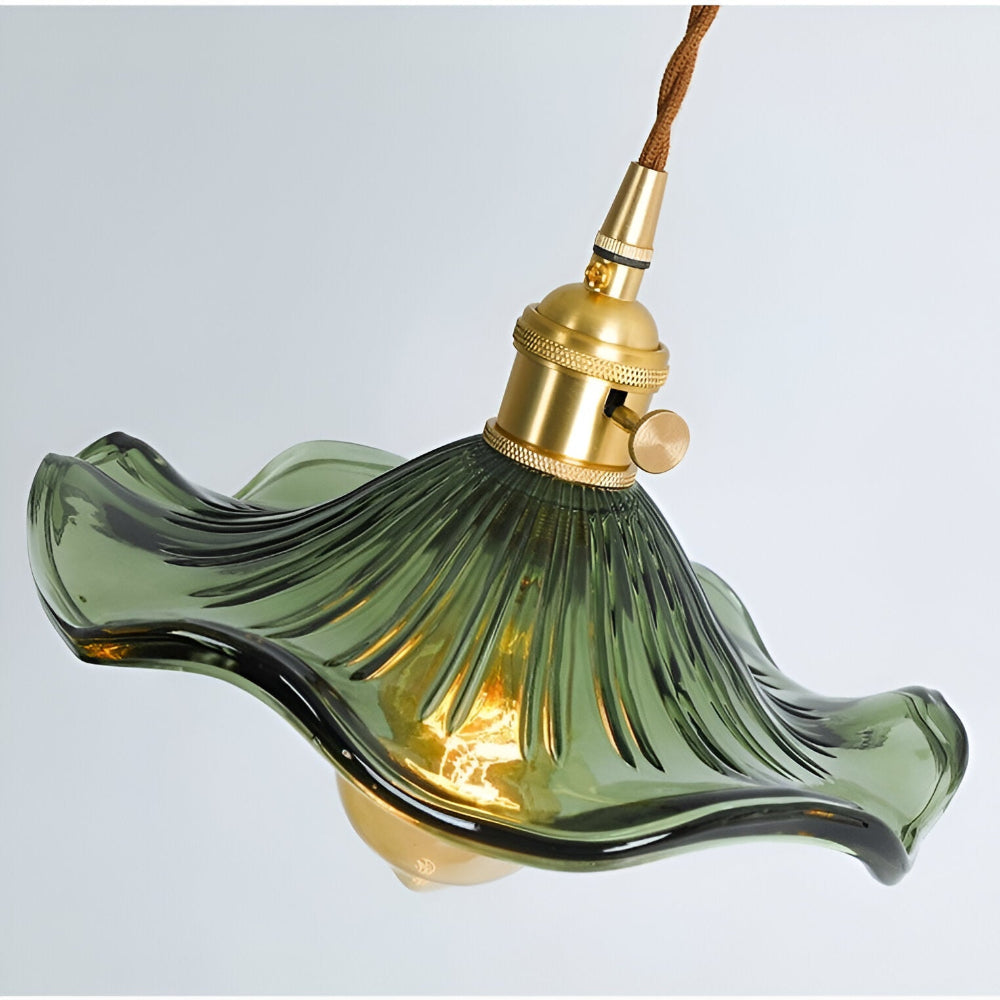 Pendellampe i farvet glas – loftlampe med kobberdetalje