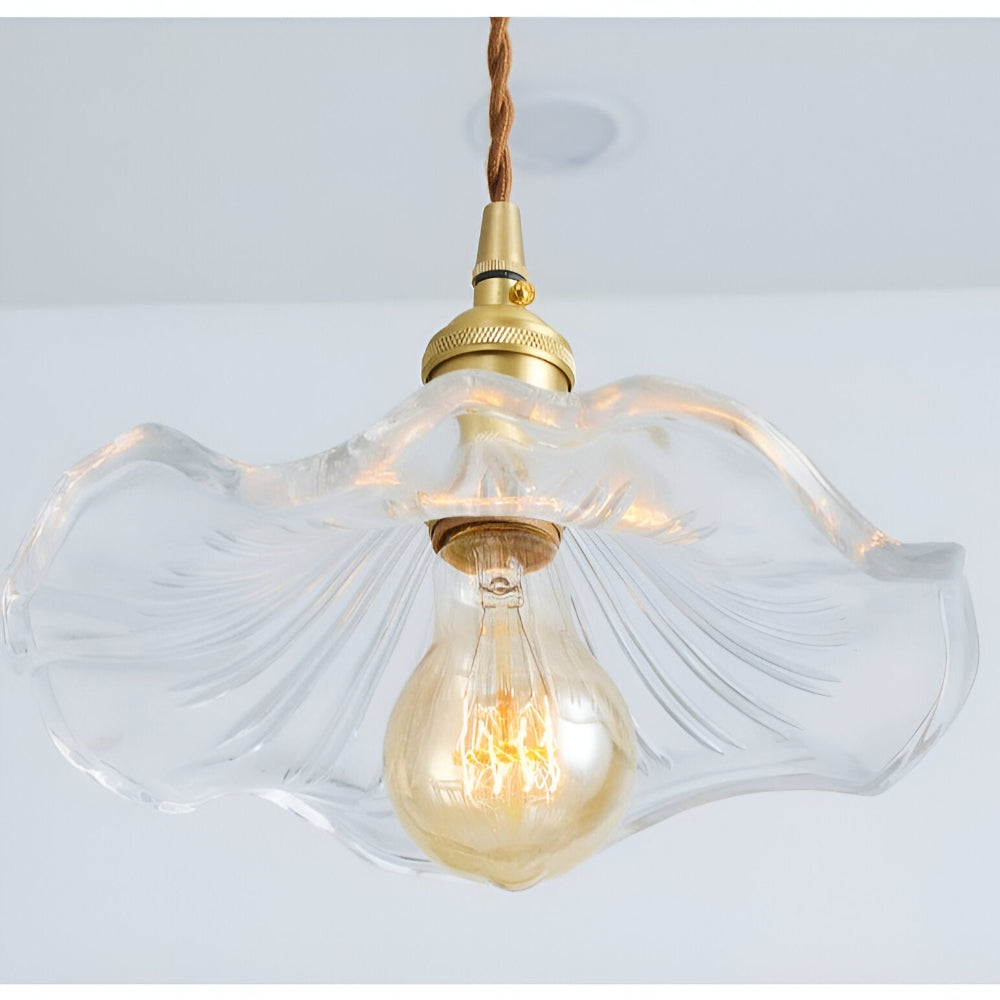 Pendellampe i farvet glas – loftlampe med kobberdetalje