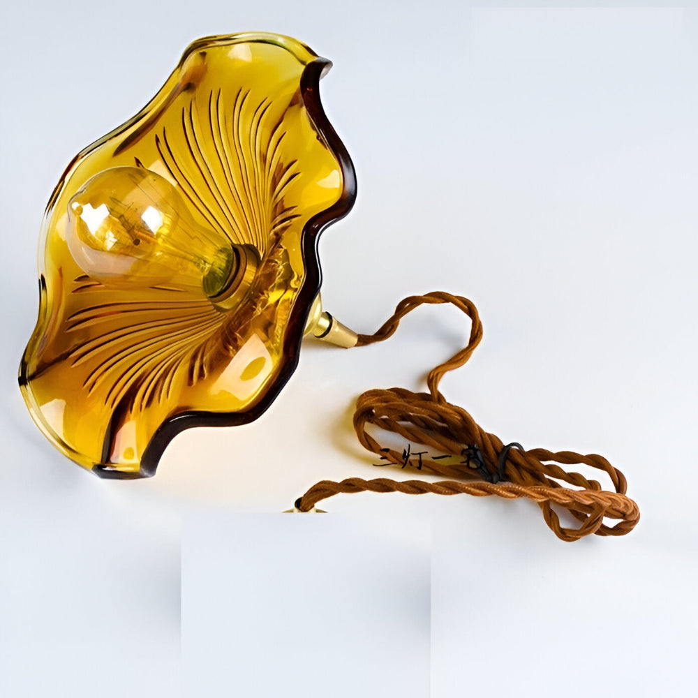 Pendellampe i farvet glas – loftlampe med kobberdetalje