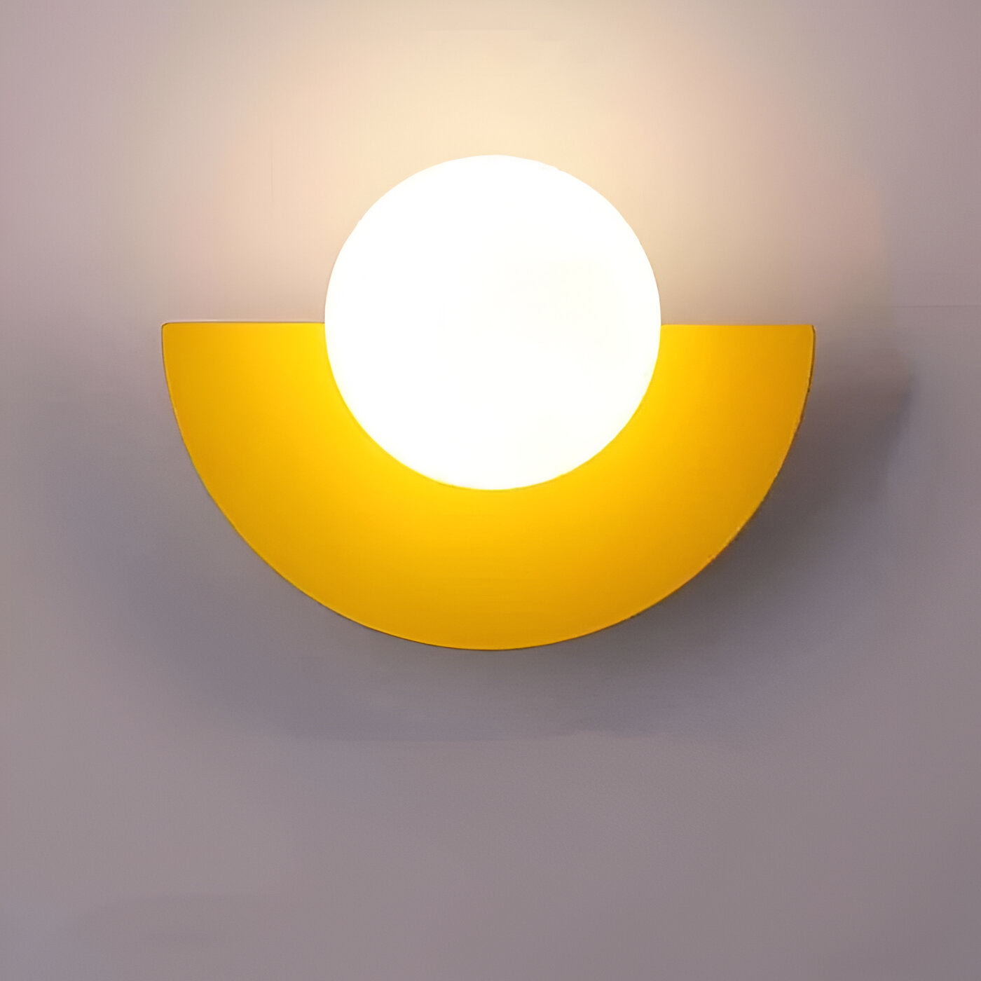 AuraSphere Væglampe – Moderne Sfærisk Glaslampe med Plug-in Design