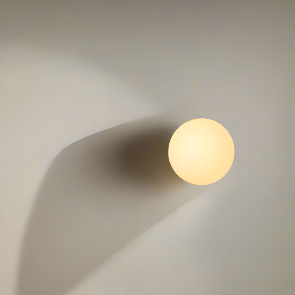 Rund væglampe i opalglas – minimalistisk design med jernbase