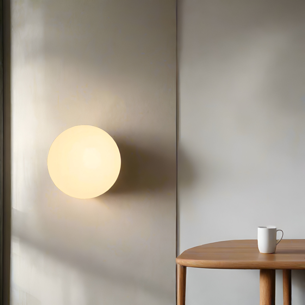 Rund væglampe i opalglas – minimalistisk design med jernbase