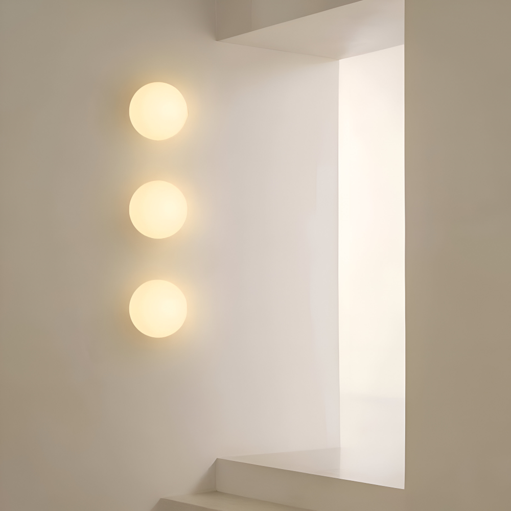Rund væglampe i opalglas – minimalistisk design med jernbase