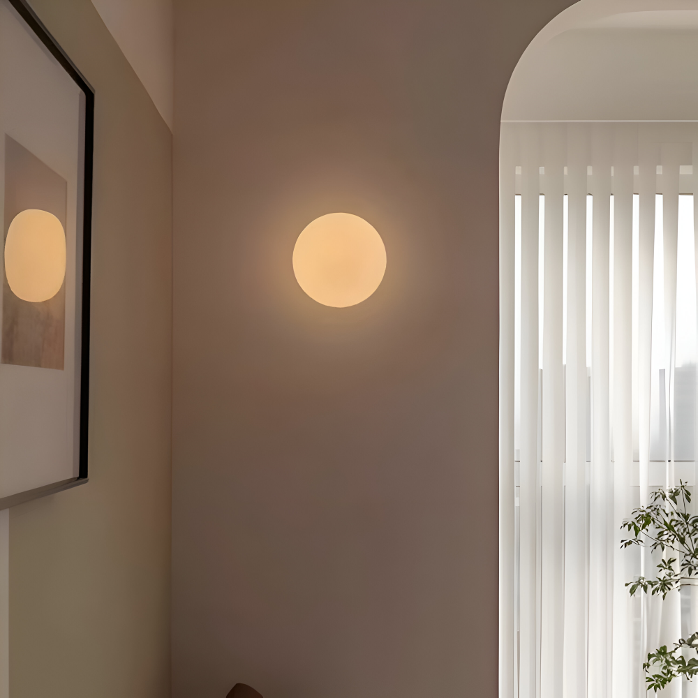Rund væglampe i opalglas – minimalistisk design med jernbase