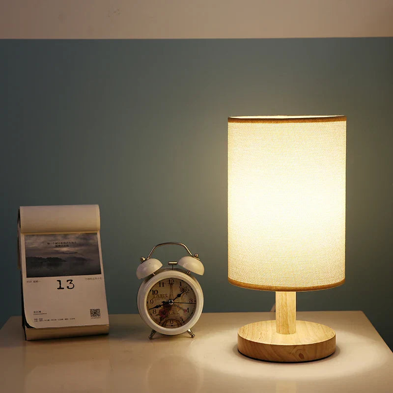 Aiko – Organisk Bordlampe i Træ & Hør med Fjernbetjening