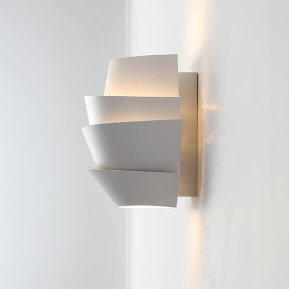 Namiya – Japandi Væglampe med Asymmetrisk Design og Varmt Lys