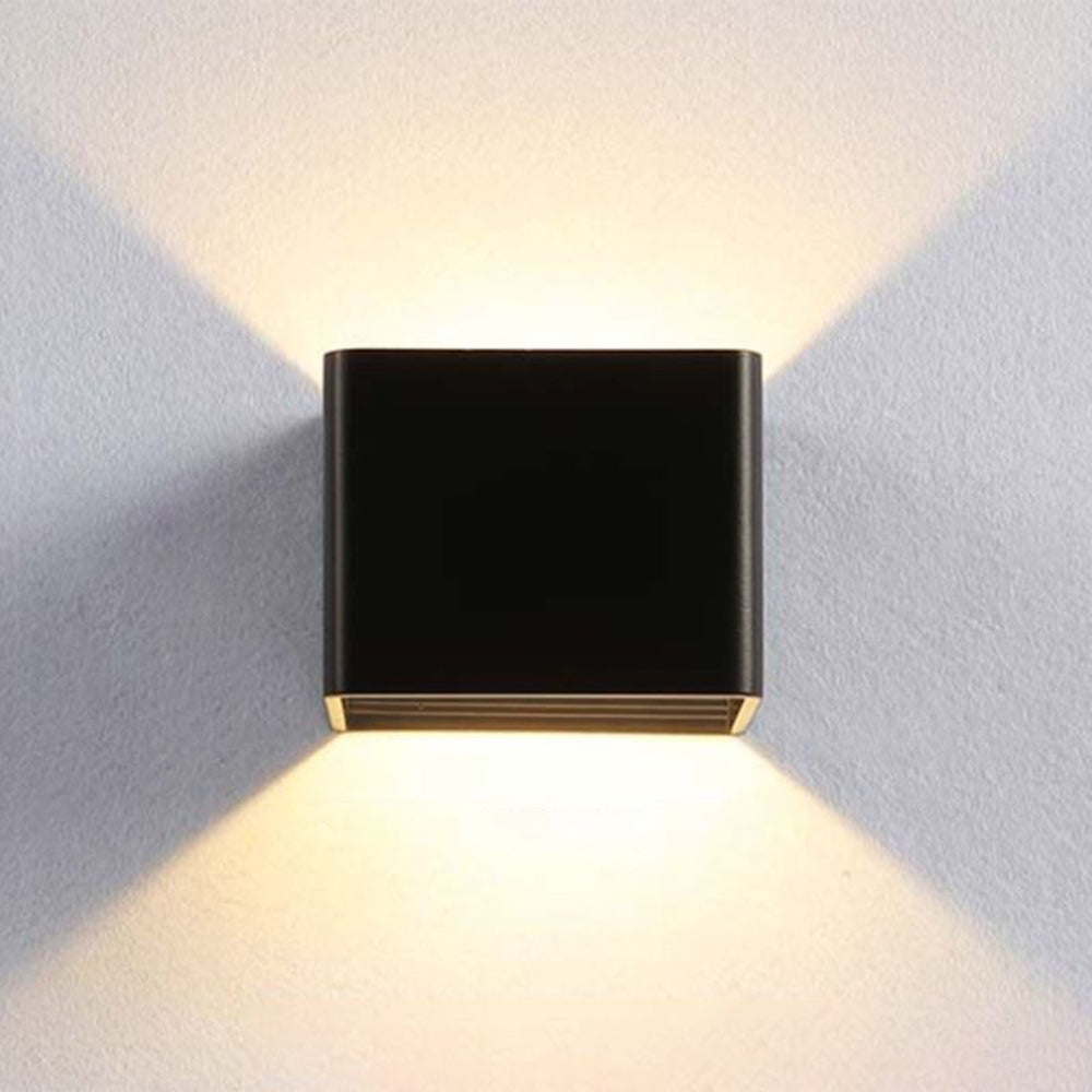 Cubo – Firkantet Væglampe i Moderne Design