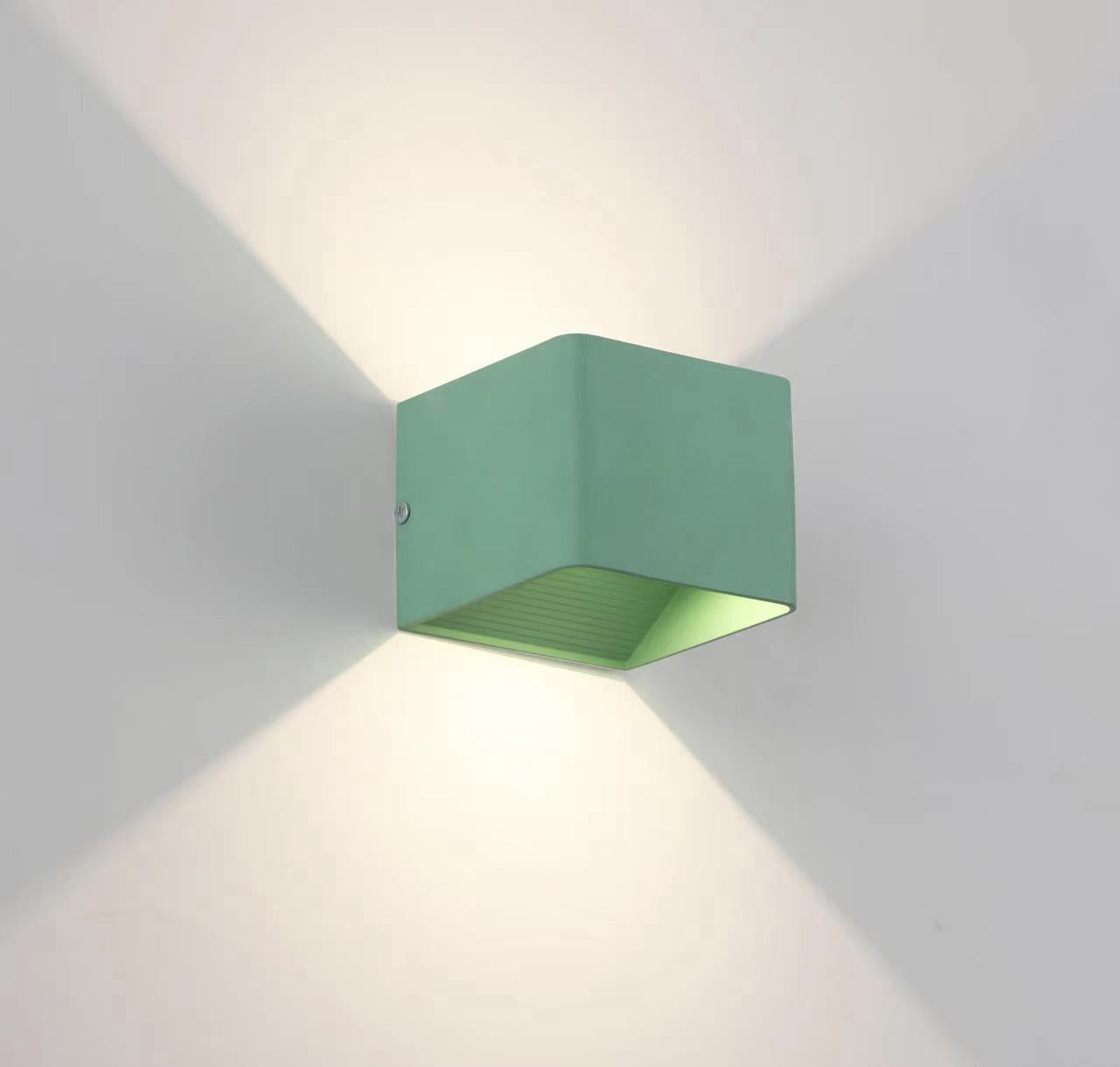 Cubo – Firkantet Væglampe i Moderne Design