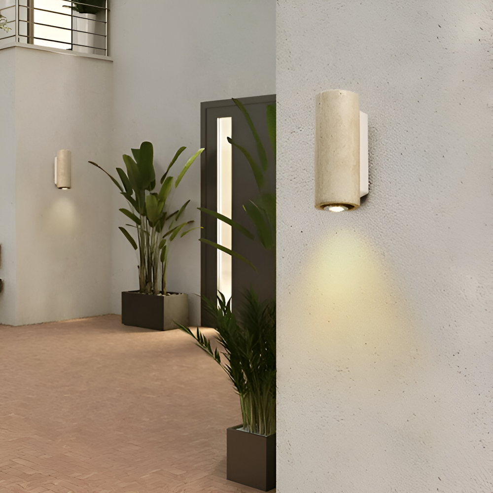 Væglampe i travertin og træ – minimalistisk design med LED lys
