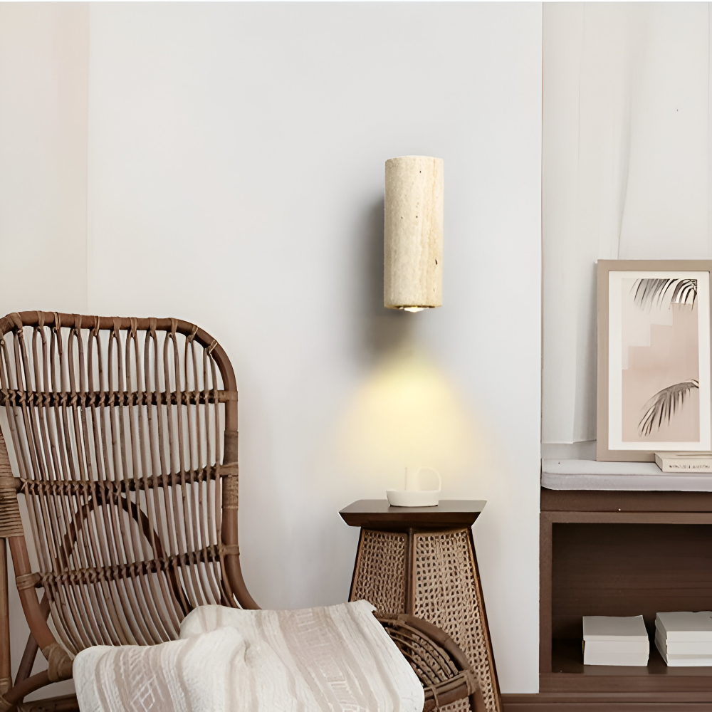 Væglampe i travertin og træ – minimalistisk design med LED lys