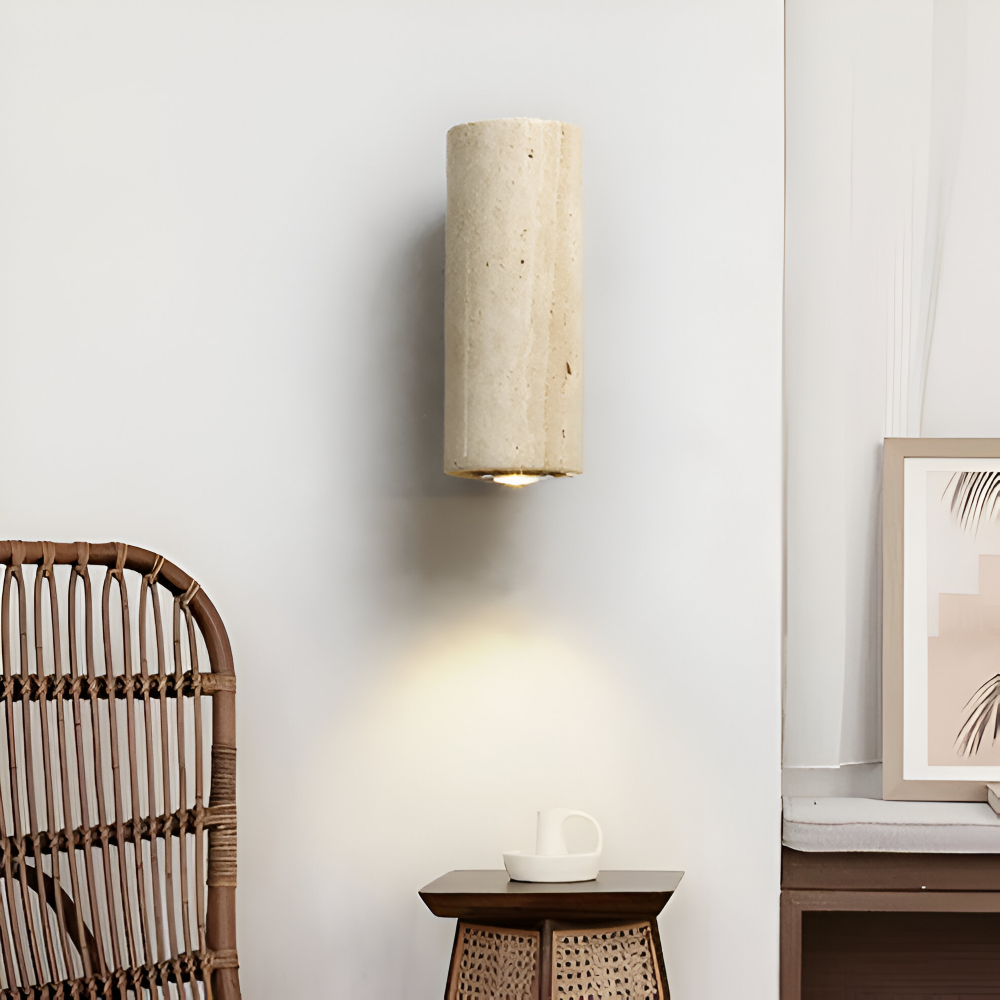 Væglampe i travertin og træ – minimalistisk design med LED lys