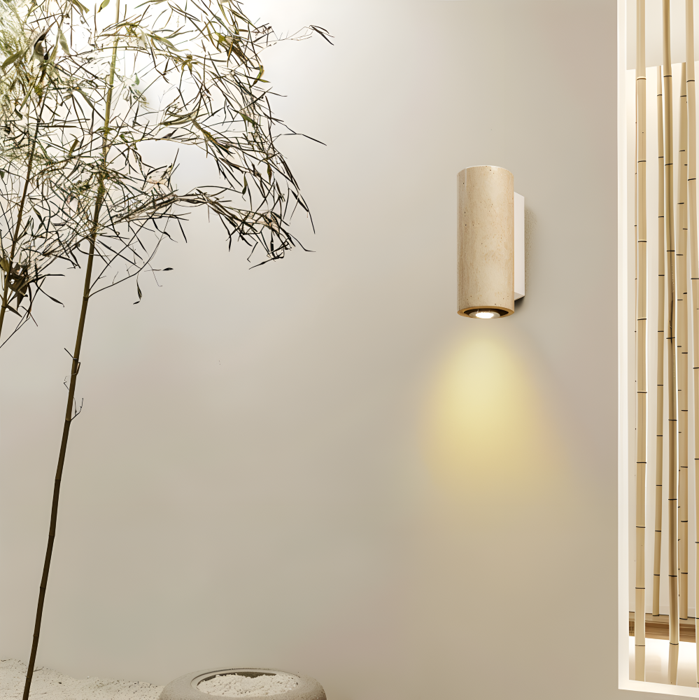 Væglampe i travertin og træ – minimalistisk design med LED lys