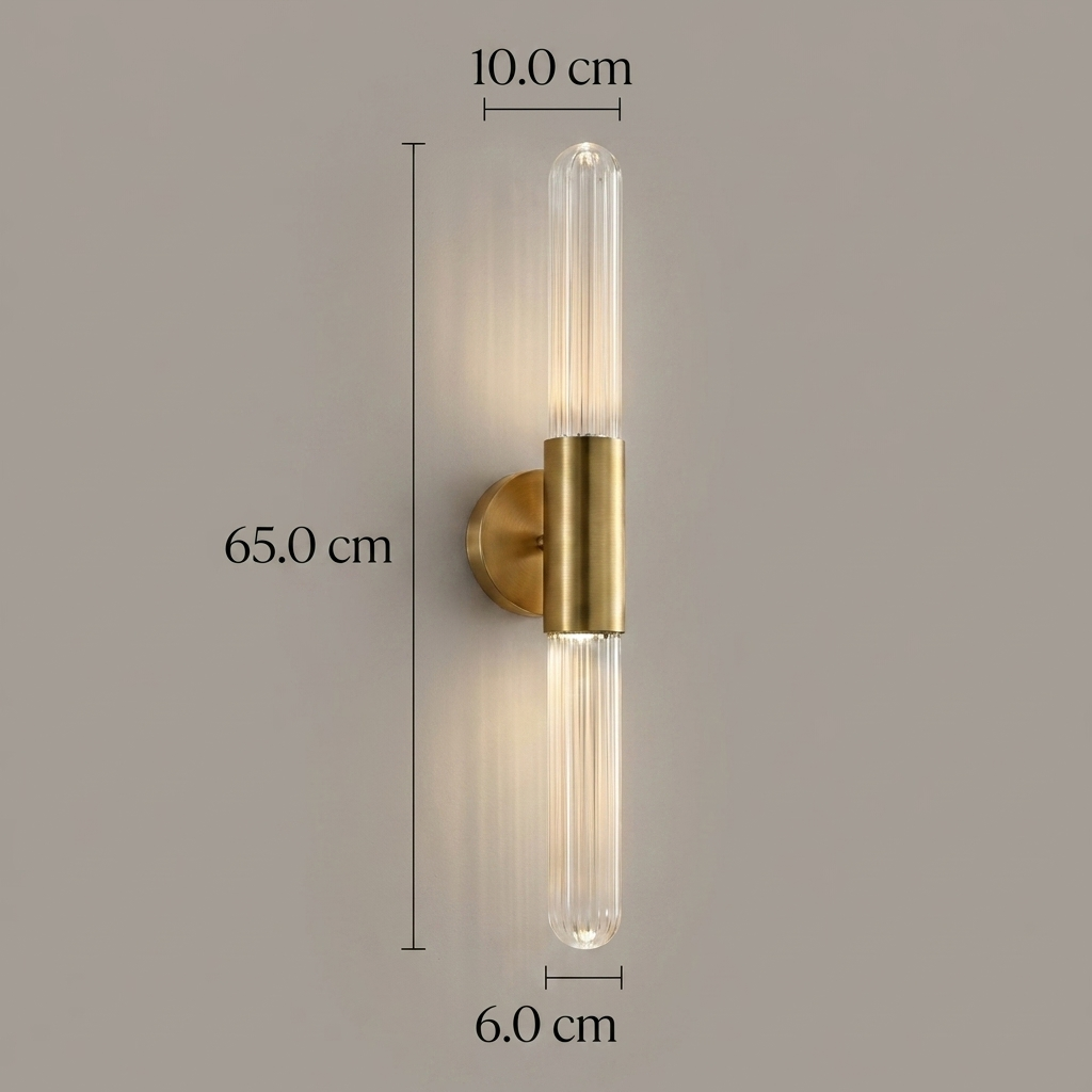 Cylinderformet væglampe i glas og messing