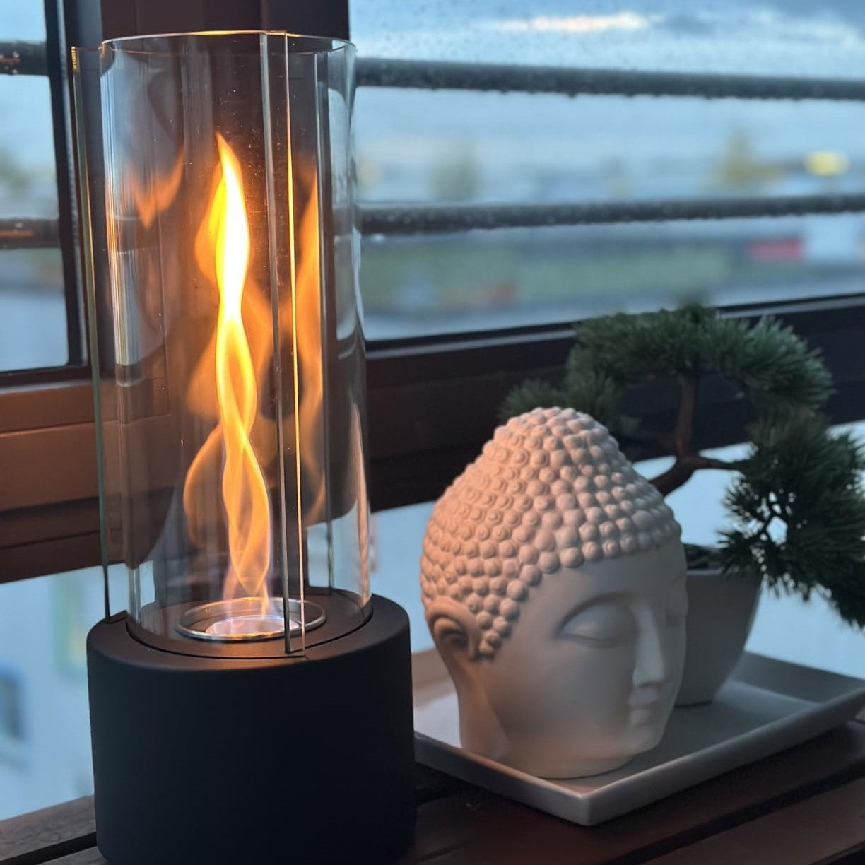 AeviaFlame – Elegant Oljelampe i Glas med Metalram til Tidløs Stemningsbelysning