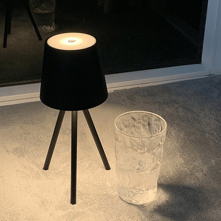 Genopladelig bordlampe på stativ med touchdæmper
