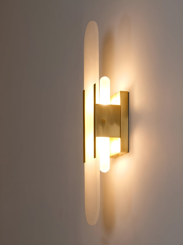 Væglampe i alabaster med metalfinish – moderne og elegant design