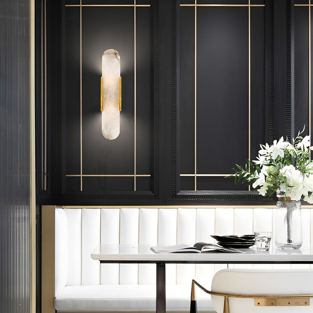 Væglampe i alabaster med metalfinish – moderne og elegant design