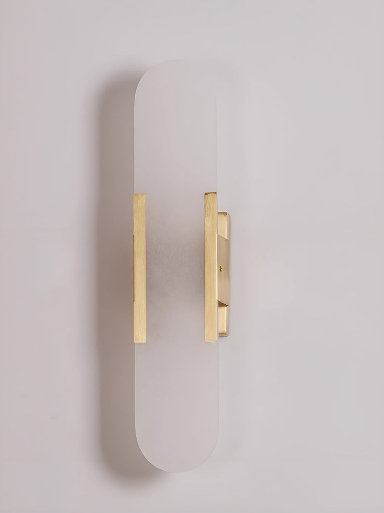 Væglampe i alabaster med metalfinish – moderne og elegant design