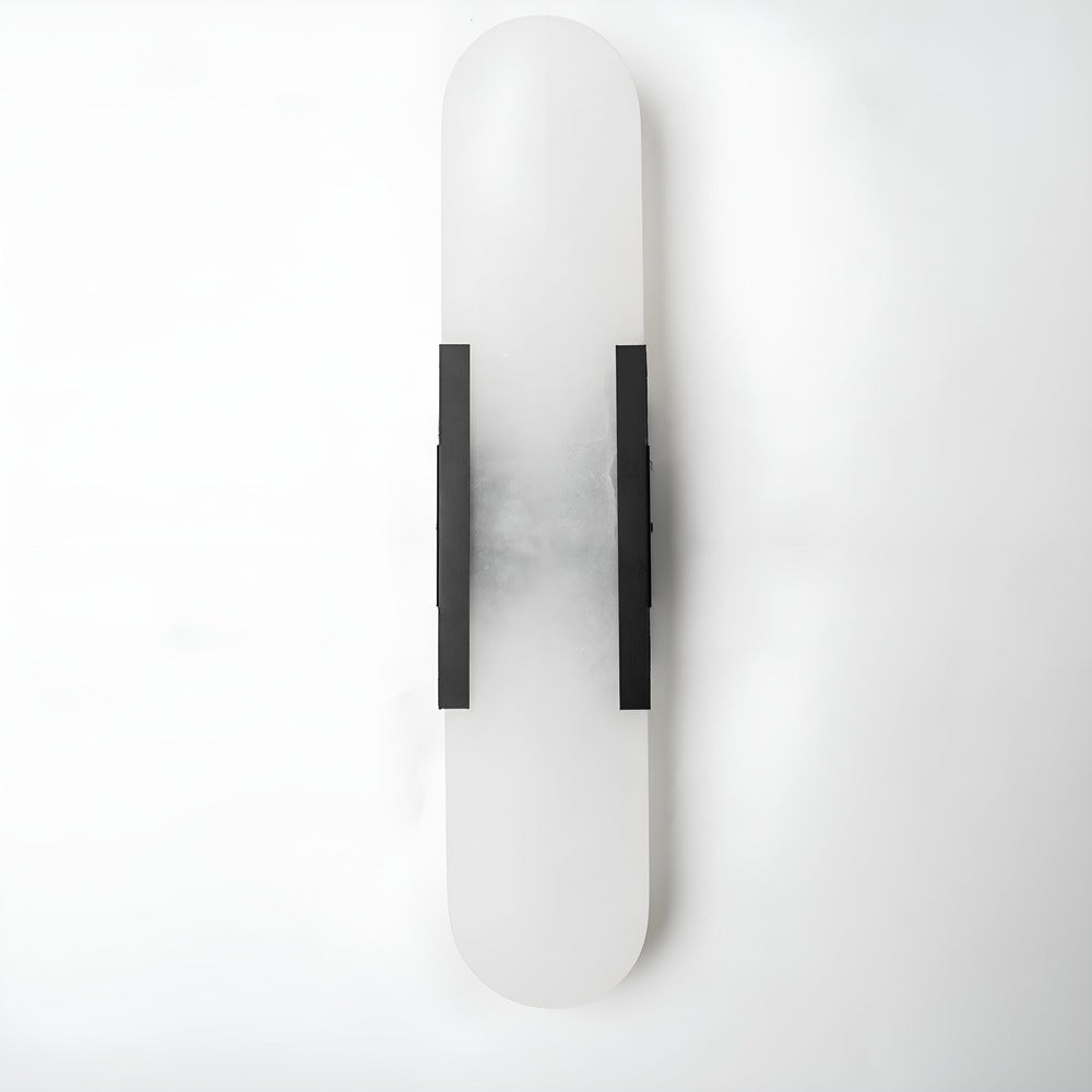 Væglampe i alabaster med metalfinish – moderne og elegant design