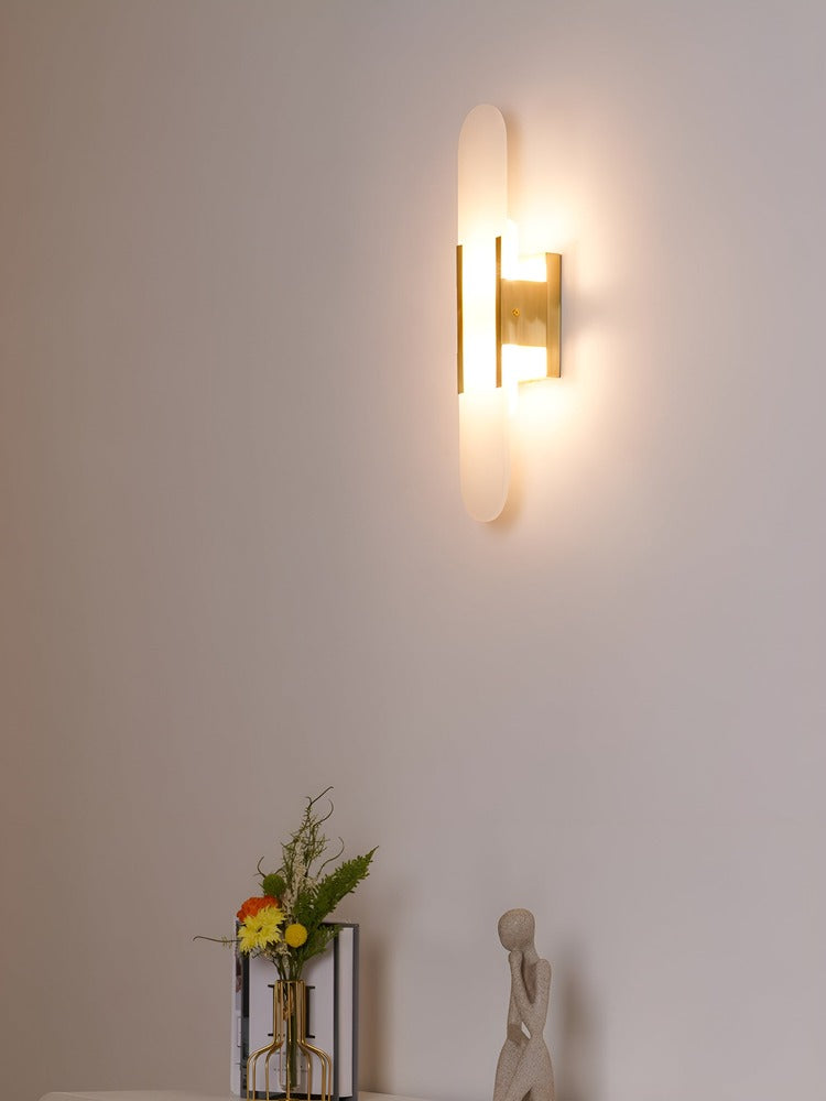 Væglampe i alabaster med metalfinish – moderne og elegant design
