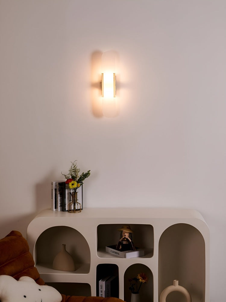Væglampe i alabaster med metalfinish – moderne og elegant design
