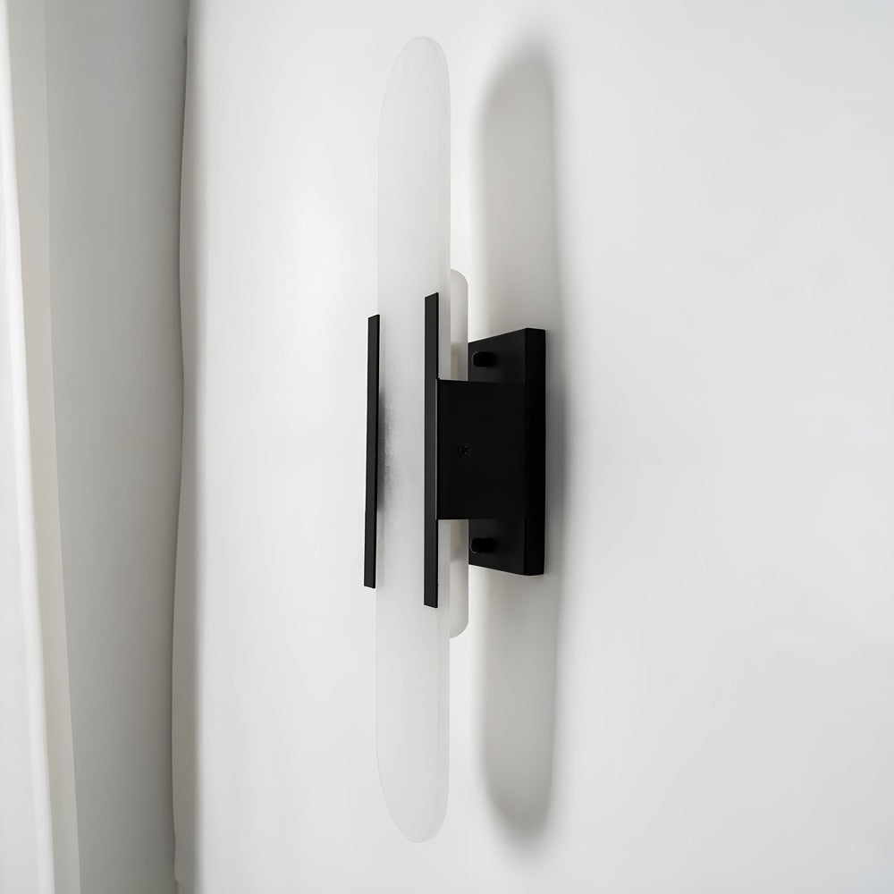 Væglampe i alabaster med metalfinish – moderne og elegant design