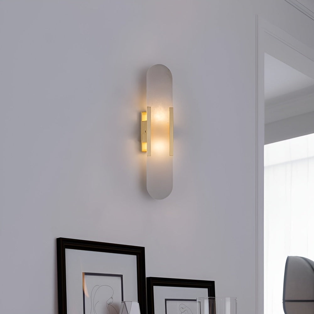 Væglampe i alabaster med metalfinish – moderne og elegant design