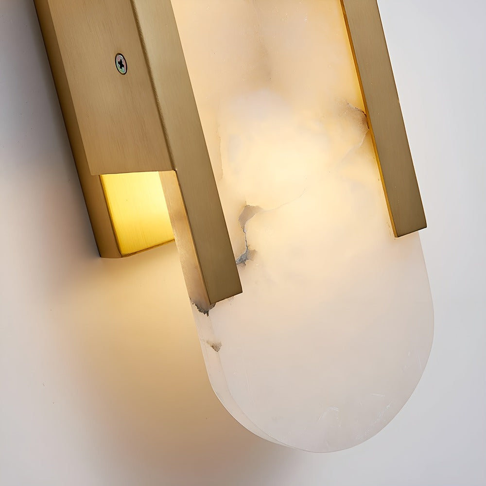 Væglampe i alabaster med metalfinish – moderne og elegant design