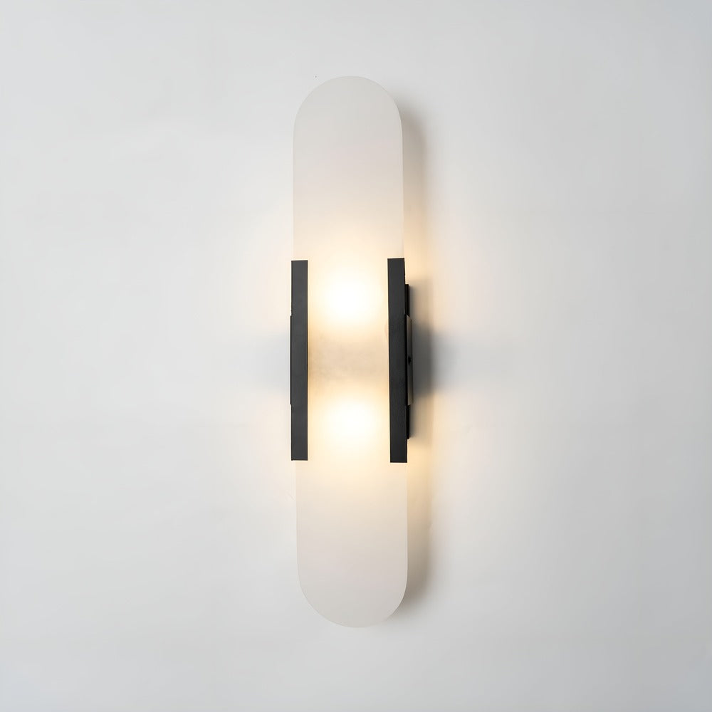 Væglampe i alabaster med metalfinish – moderne og elegant design