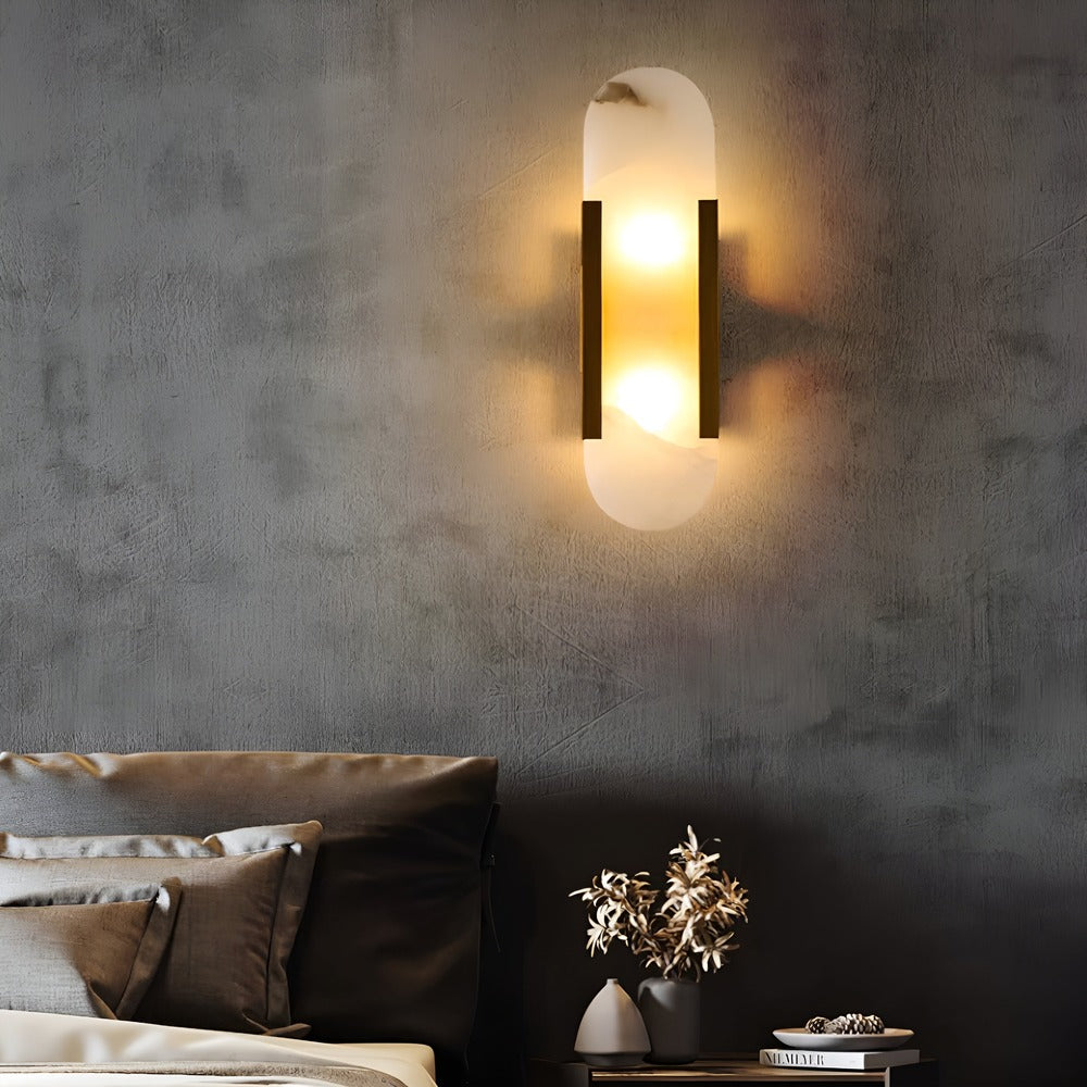 Væglampe i alabaster med metalfinish – moderne og elegant design