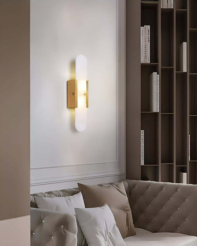Væglampe i alabaster med metalfinish – moderne og elegant design