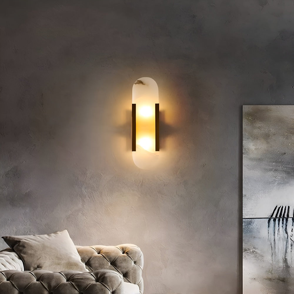 Væglampe i alabaster med metalfinish – moderne og elegant design