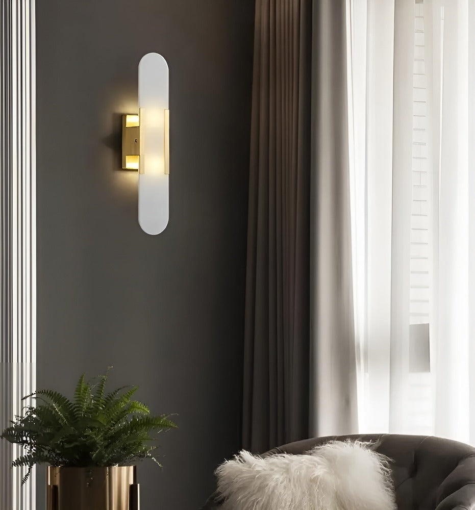 Væglampe i alabaster med metalfinish – moderne og elegant design