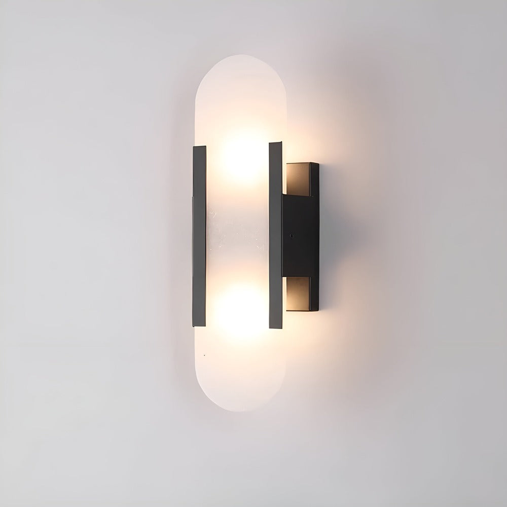 Væglampe i alabaster med metalfinish – moderne og elegant design