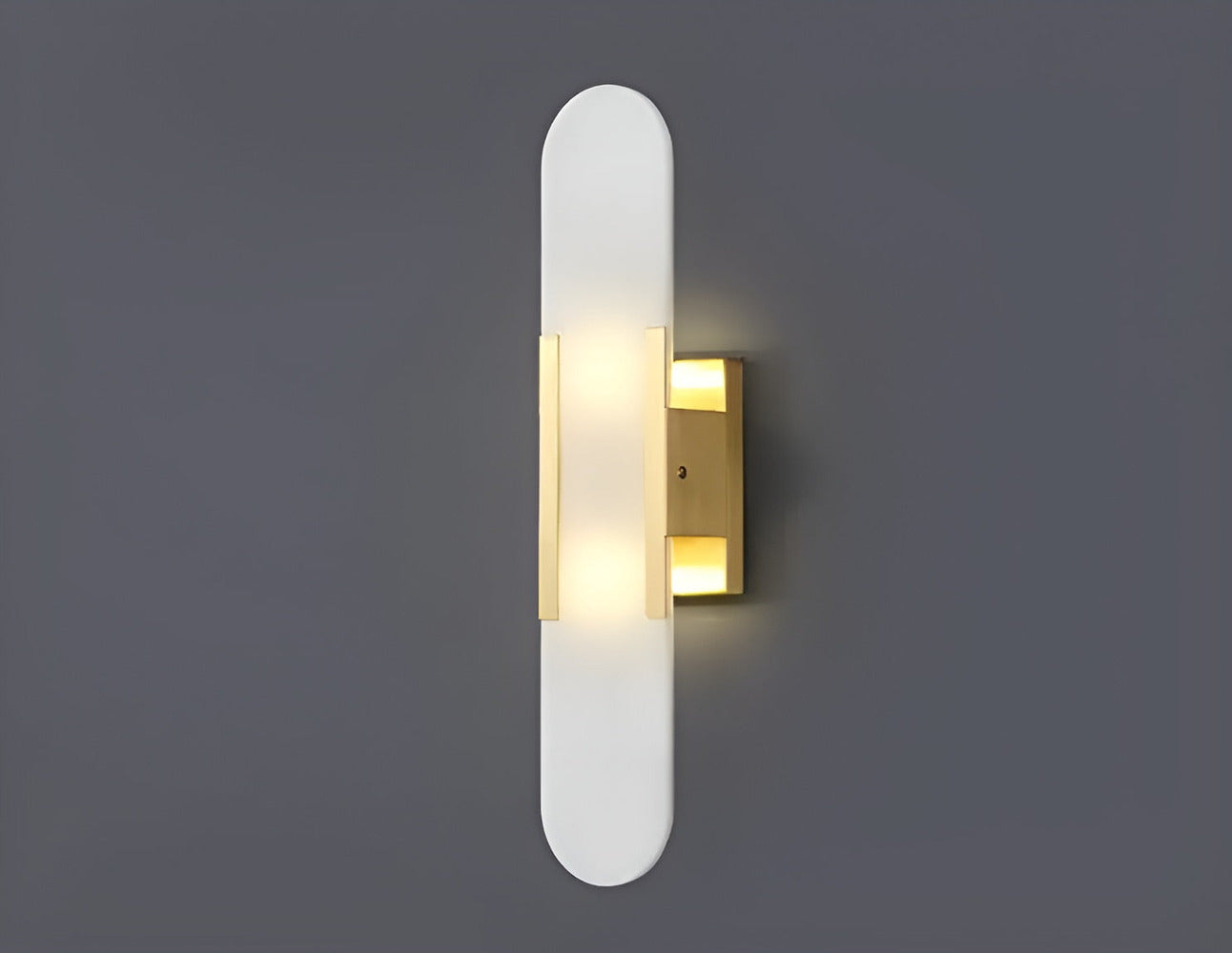 Væglampe i alabaster med metalfinish – moderne og elegant design