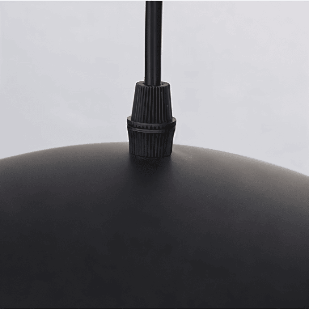 Pendellampe i sort og hvid metal – moderne loftlampe i kunstnerisk design