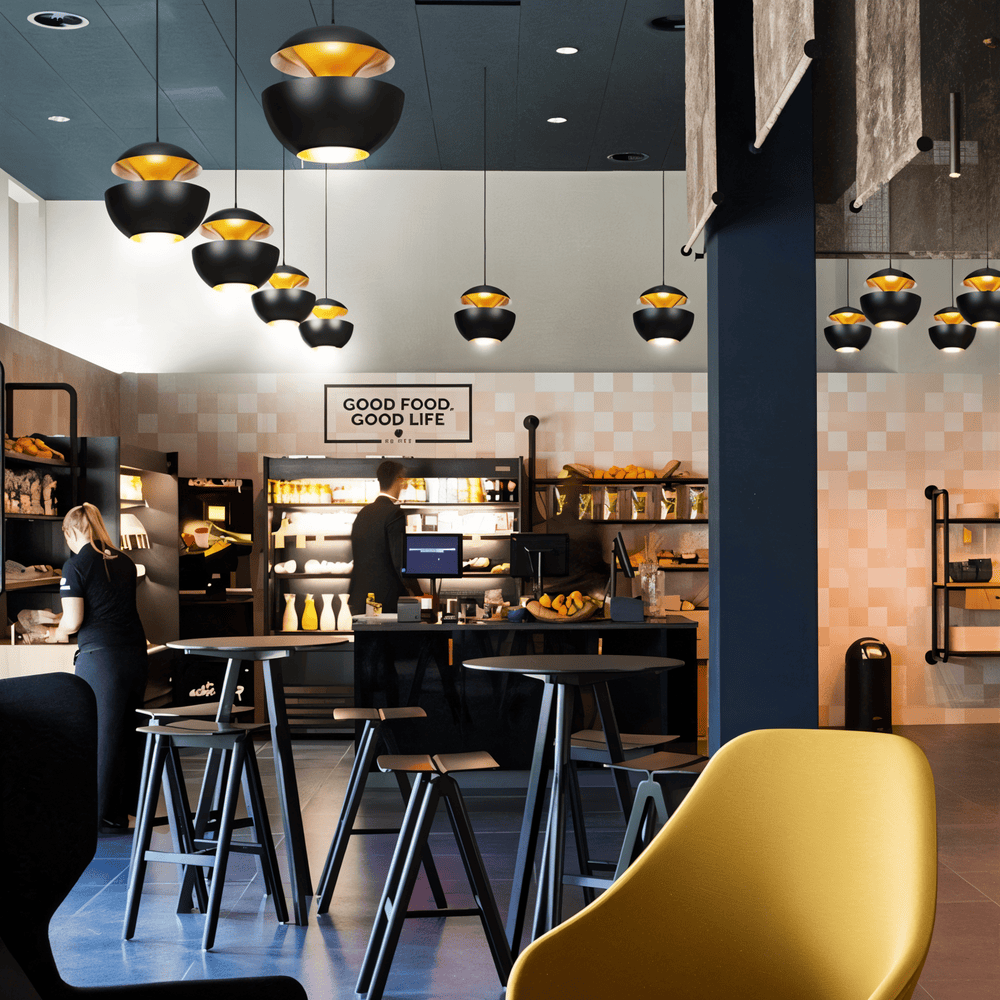 Pendellampe i sort og hvid metal – moderne loftlampe i kunstnerisk design