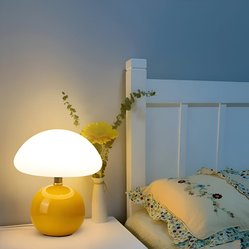 Mushora – Bauhaus-inspireret Bordlampe i Svampeform med 3 LED-farver